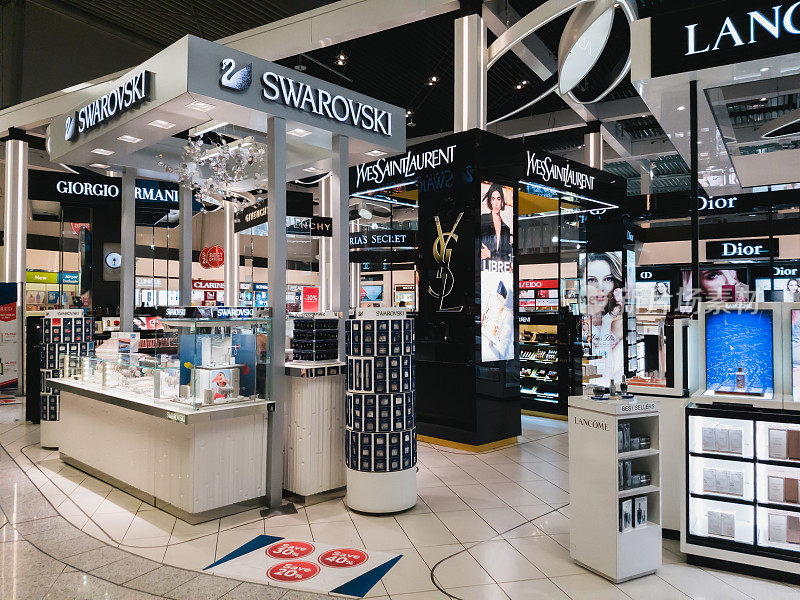 希腊免税区，化妆品精品店和施华洛世奇在雅典国际机场Eleftherios Venizelos